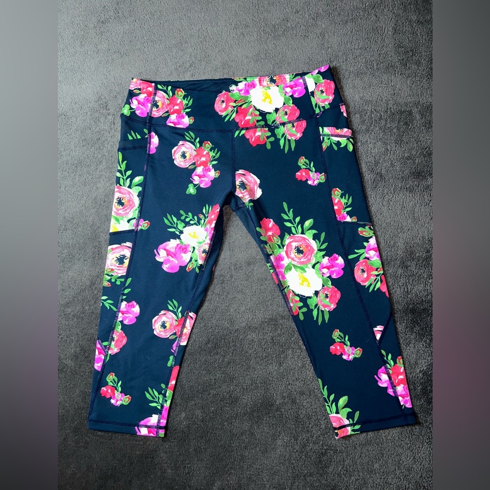 Senita Floral Women's Capri Leggings